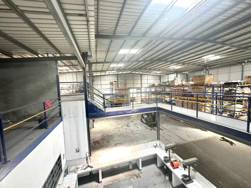 Heavy duty mezzanine with steel railings inside galera warehouse Panama