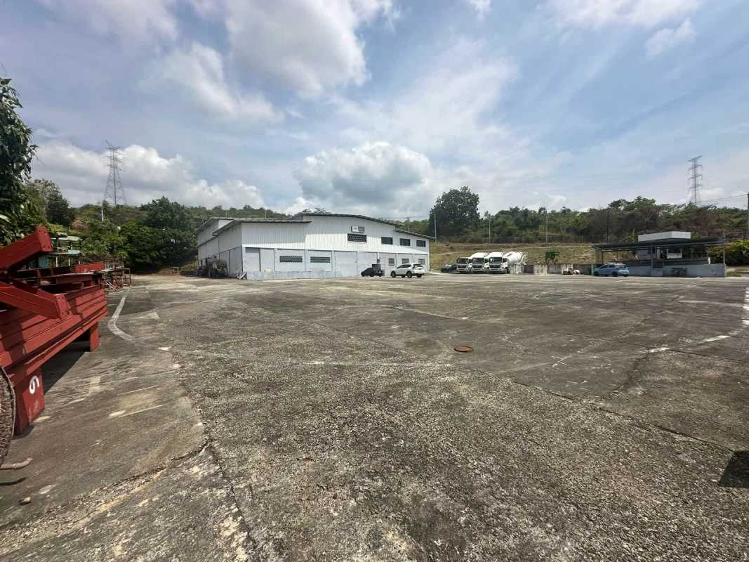 Interior warehouse view with equipment racks and vehicle space in 24 de Diciembre Panama