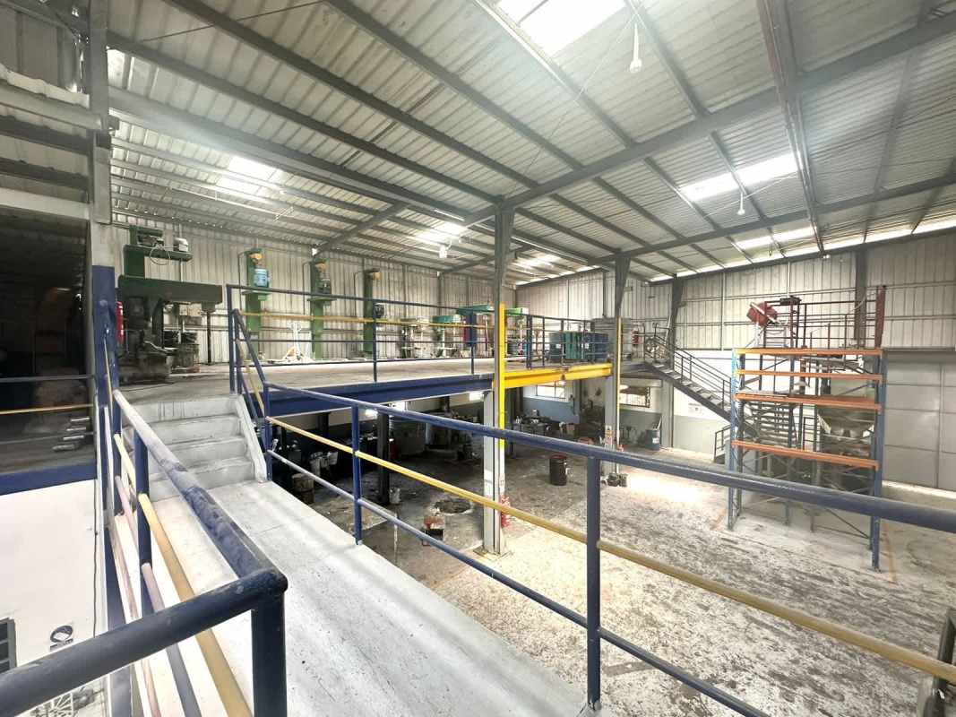 Spacious warehouse floor plan with mezzanine level for offices and storage 24 de Diciembre
