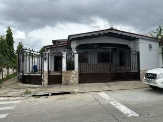 Spacious 3BR House with Terrace & Bar in Brisas del Golf Arraiján