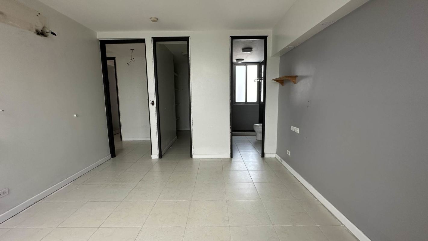 Spacious master bedroom with ensuite bathroom walk-in closet PH Miro Panama