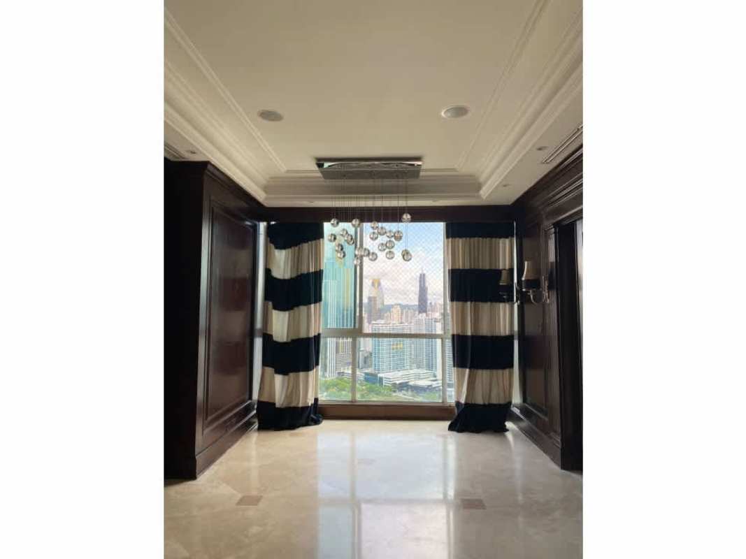 Large open plan living room with natural light PH Peninsula Punta Paitilla Panama