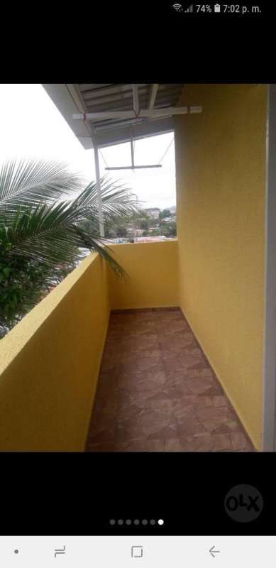 Exterior balcony with yellow walls and partial city view in apartment for rent in San Miguelito