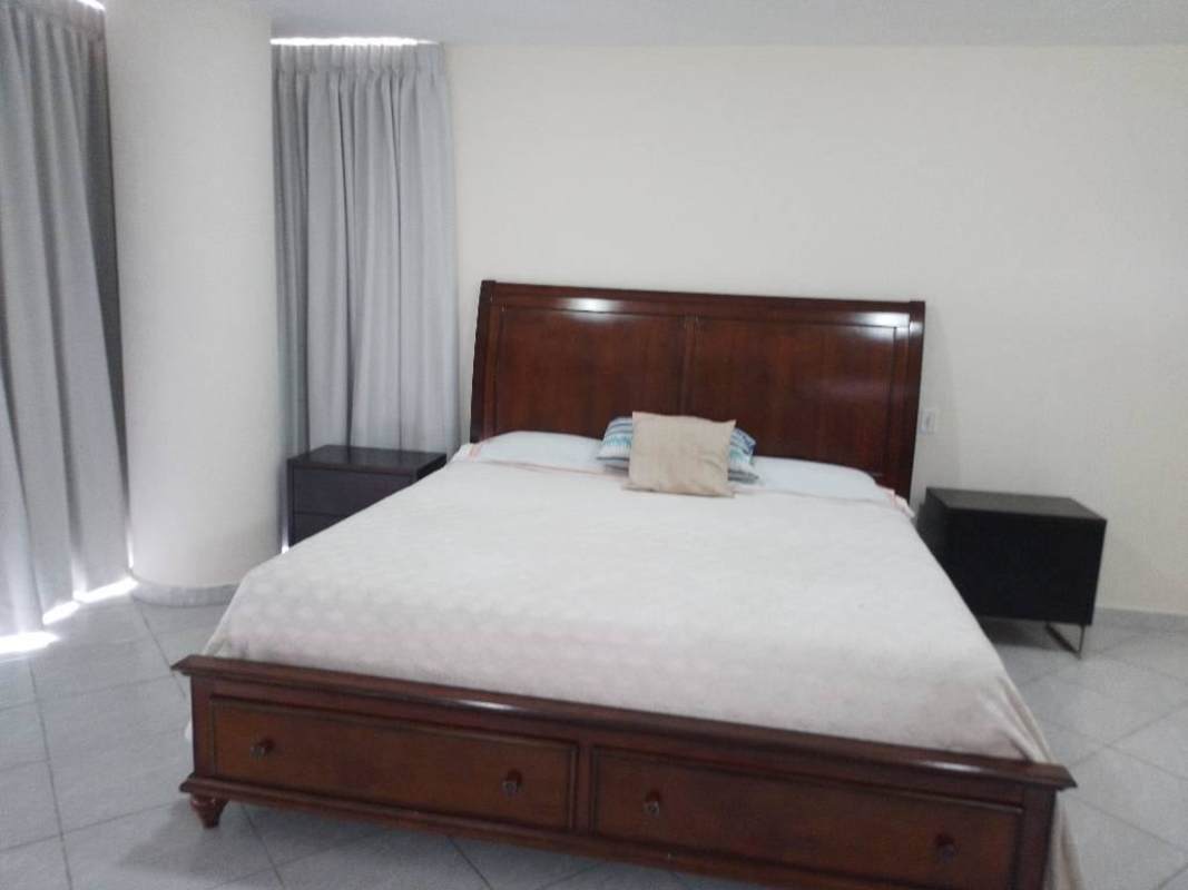 Guest bedroom with built-in closet and AC, PH La Cresta Tower Panama City