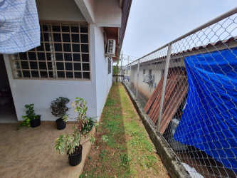 Narrow outdoor space with tiled edges, potted plants, AC unit Colinas del Sol Arraiján house