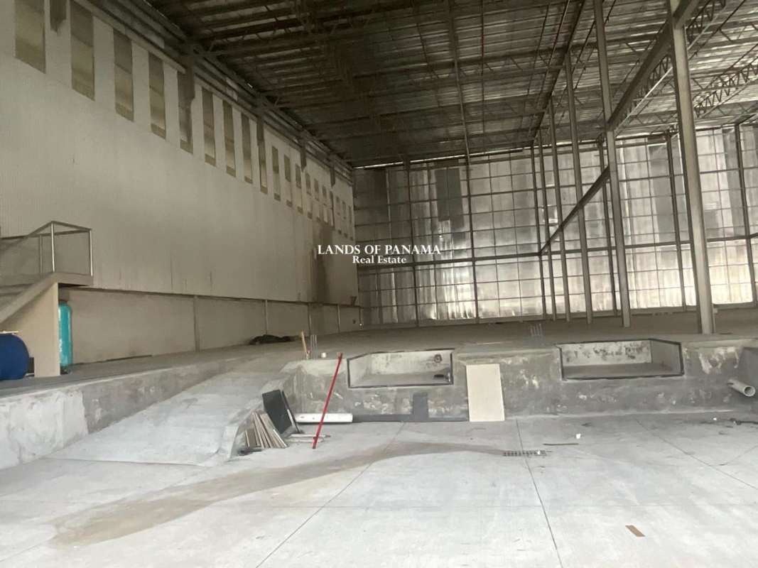 Wide industrial warehouse entrance with high roll-up door rental Tocumen Commercial Park Panama