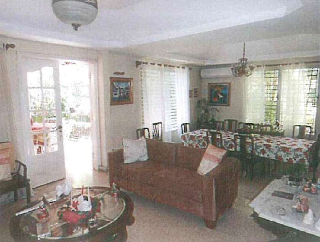 Kitchen with L-shaped counters, double sink and large windows Villa Lilla home Panama City