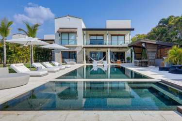 Contemporary luxury beachfront home with swimming pool, garden, terrace at PH Marinazul Casamar San Carlos Panama