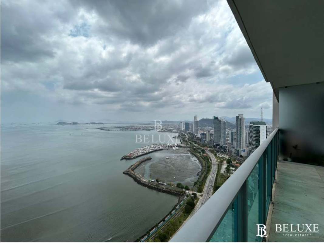 Bathroom featuring walk-in shower and premium fixtures in luxury apartment PH YOO Panama