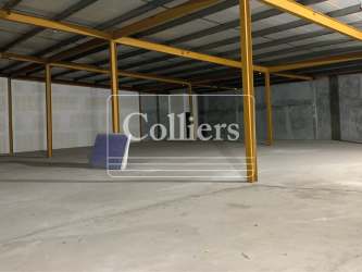Interior view of empty warehouse-style retail space for rent in Plaza OnDGo, Panama Oeste