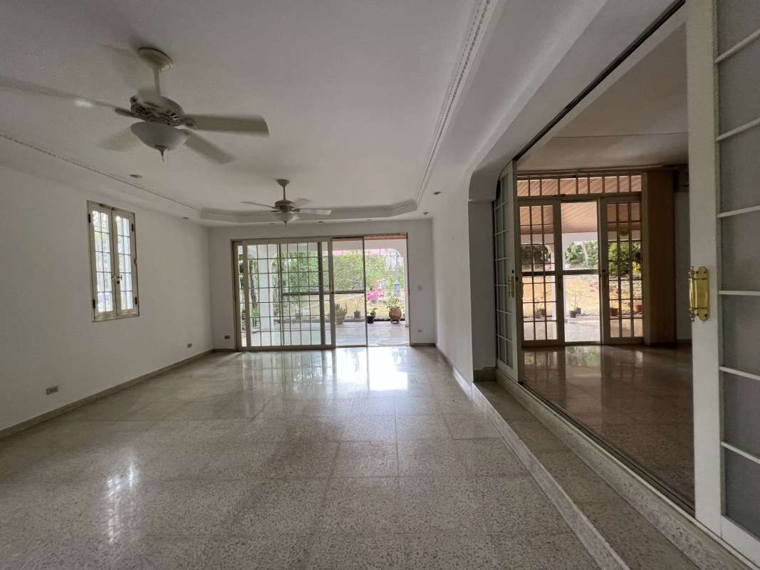 Spacious 4BR Family Home with Garden in Hato Pintado