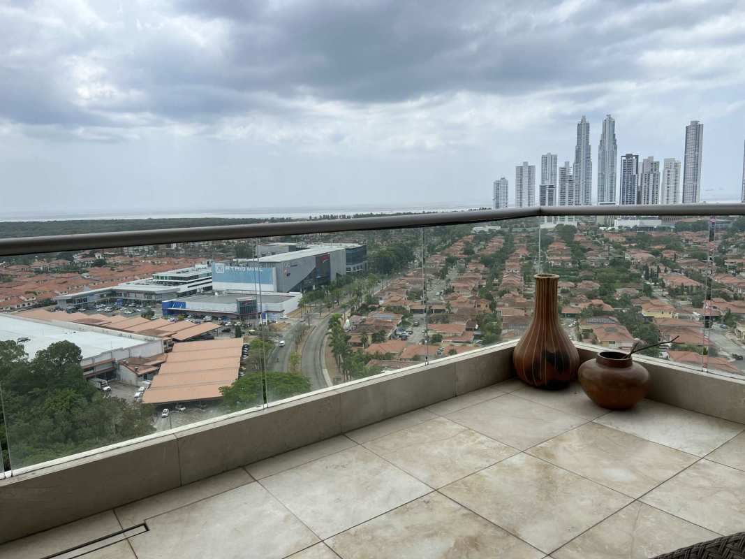 Contemporary kitchen with island and quartz counters PH Greengarden Santa María Panama