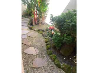 Full bathroom with glass shower and ceramic finishes in Villas del Pinar Arraiján