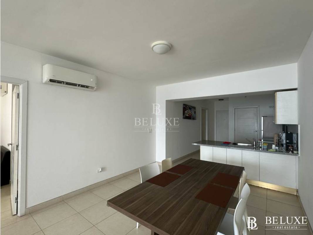 Fully equipped kitchen with granite countertops in PH White Tower Panama City on Avenida Balboa