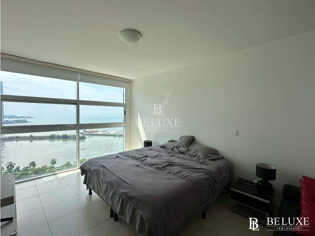 Jacuzzi overlooking the ocean at PH White Tower Avenida Balboa Panama