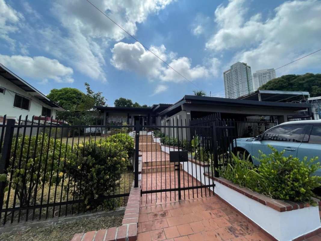 Multi-purpose room with windows, ceiling fan, and workspace in commercial property for rent in Los Angeles Panama City