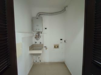 Bedroom with built-in wardrobe and window PH Soleo Panama Pacifico