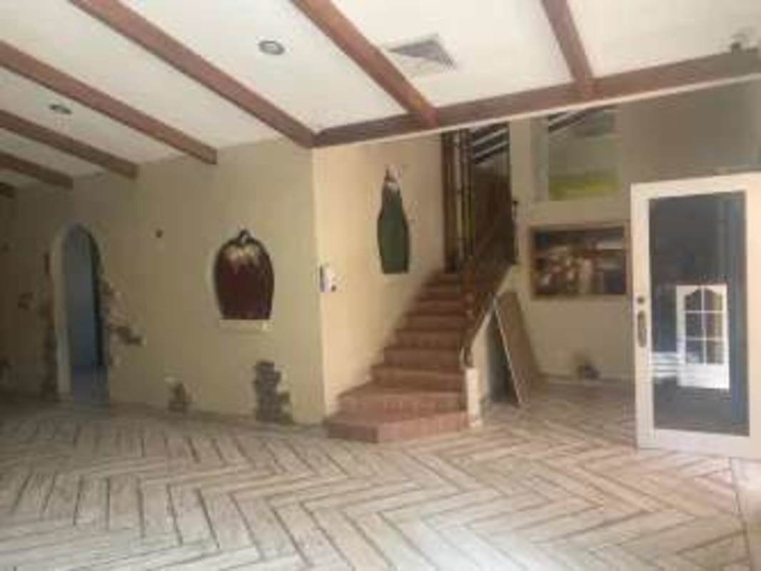 Entrance foyer with decorative wall and staircase in PH Bella Vista Commercial Panama