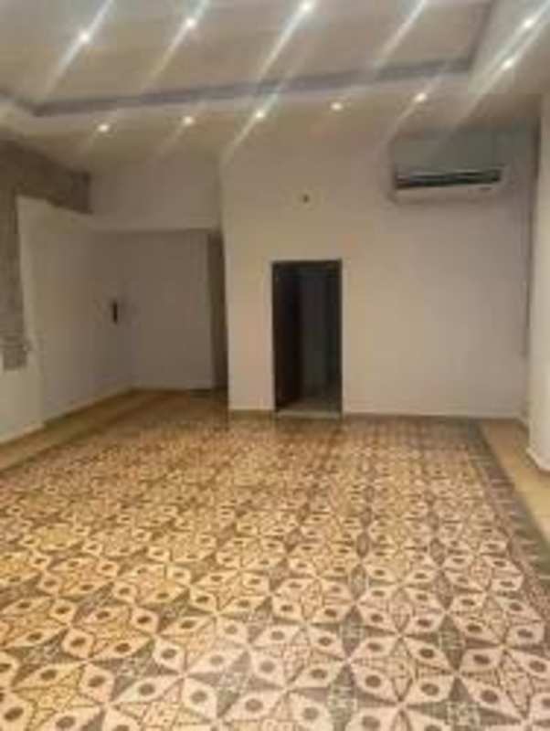 Spacious indoor tiled commercial space with lighting and AC Panama City