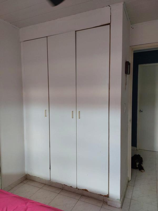 Bedroom with built-in wardrobe, tile floor and natural light in PH Campo Lindbergh Panama City