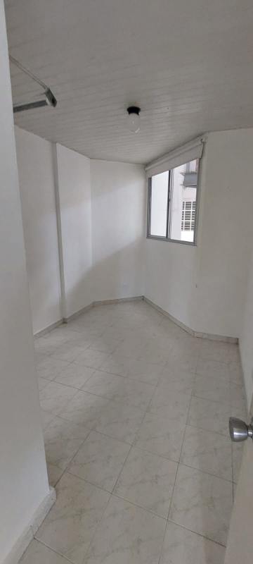 Small minimalist room or office space with tiled floor and windows PH Campo Lindbergh Panama