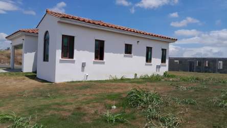 Lawn garden backyard exterior of house for sale Hacienda Pacífica San Carlos Panama