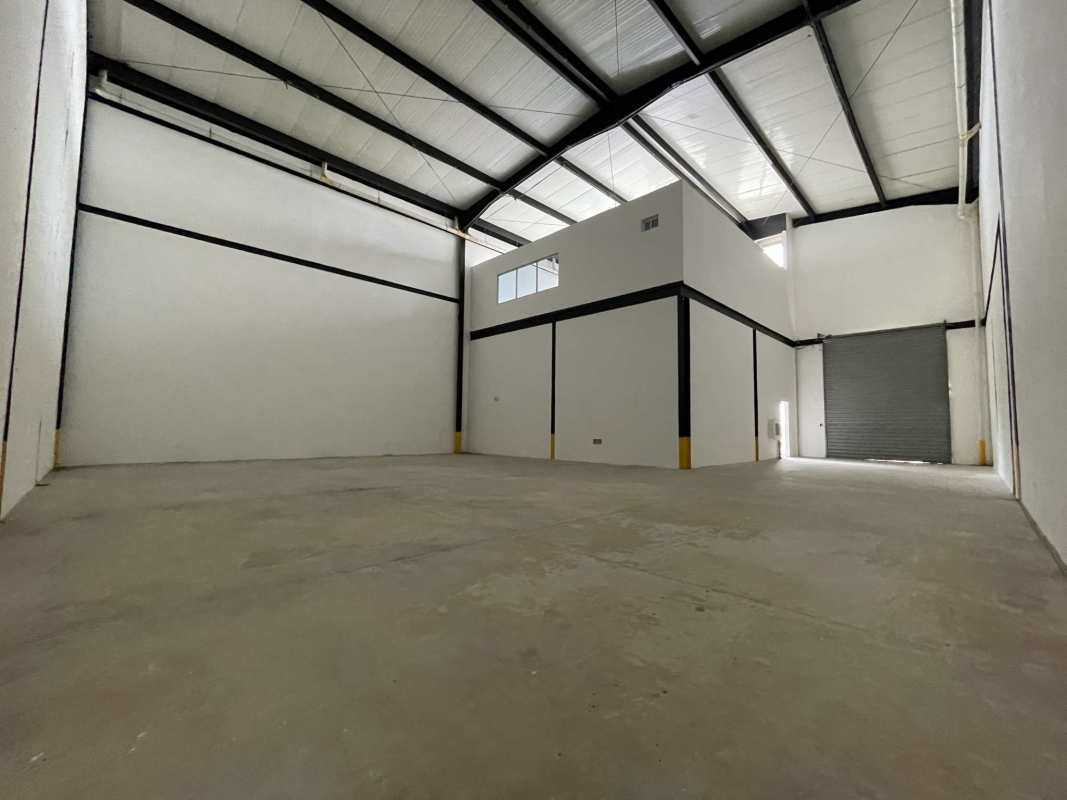 Warehouse internal view showing mezzanine office and insulated ceiling in Parque Industrial de Las Americas Pacora