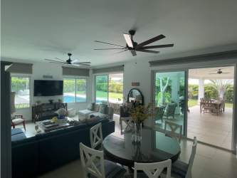 Secondary bedroom with windows to gardens, built-in closet, bright space, Bijao villa Panama