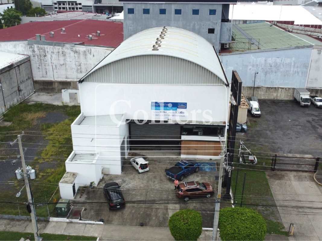 Spacious interior industrial workshop area with mezzanine and equipment in Costa del Este warehouse