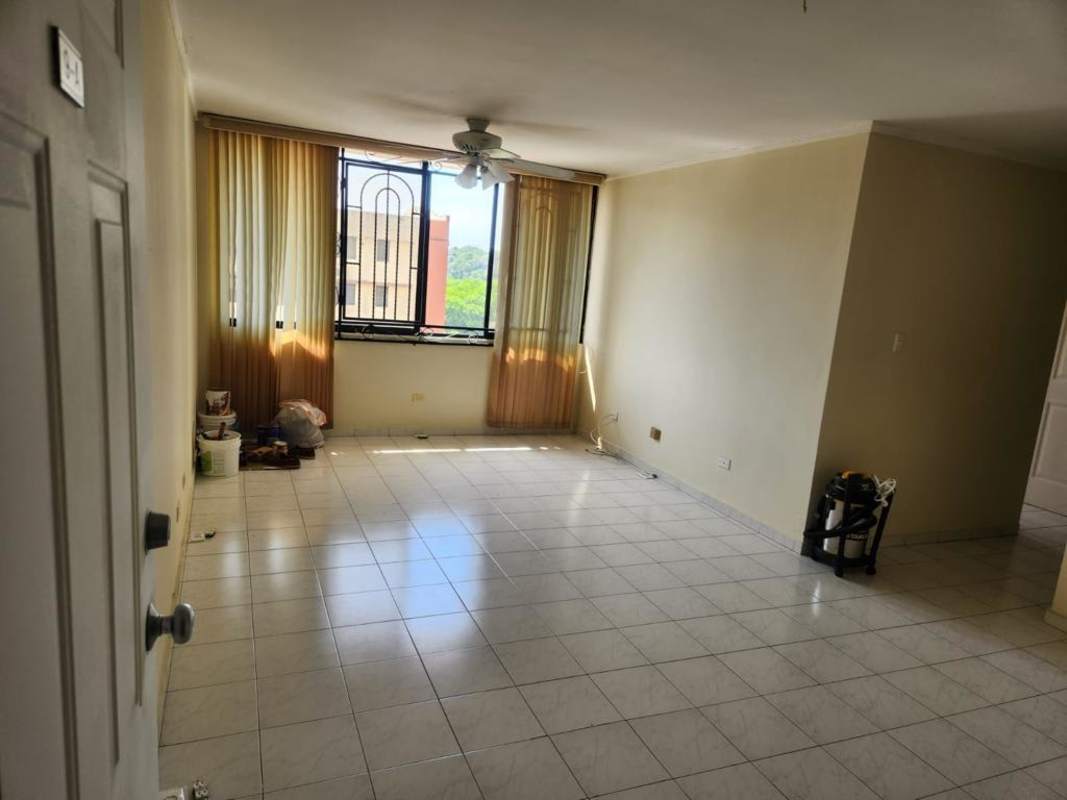 Exterior view of Villa Gloriela mid-rise residential condo with parking Betania Panama