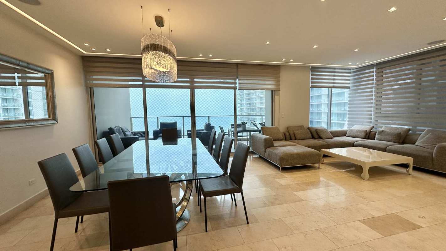 Guest bedroom with ensuite bathroom in luxury PH Pacific Village Panama