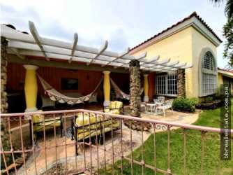 Palm trees and landscaped backyard in rental villa Coronado Panama
