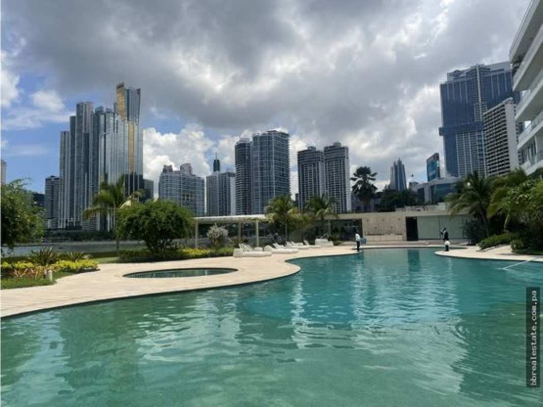 Spacious luxury kitchen with granite island, stainless appliances in PH Miradores Punta Paitilla