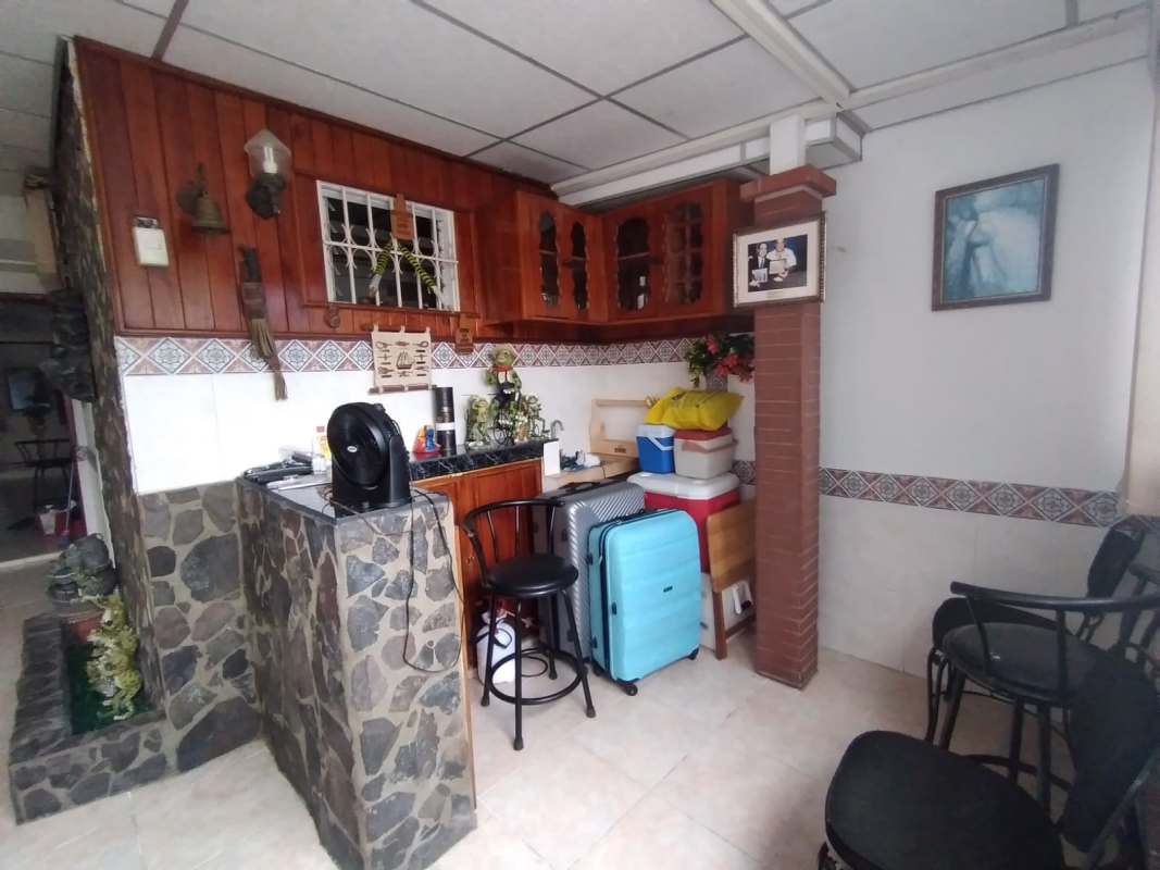 Enclosed backyard garden with plants, grill and bird cage Condado del Rey