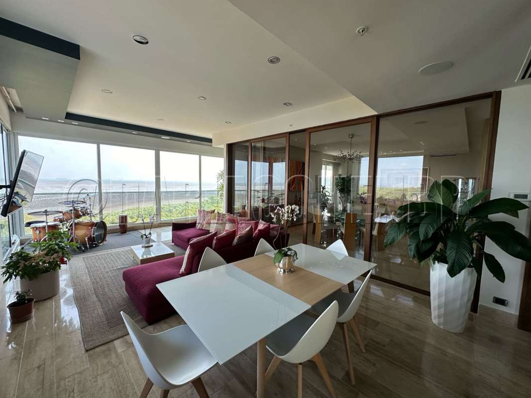 Private balcony with panoramic ocean and city views PH Marea Panama