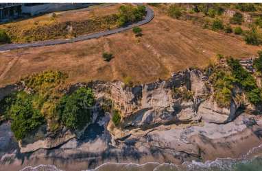 Cliffside beachfront land plot with paved access at San Carlos Panama