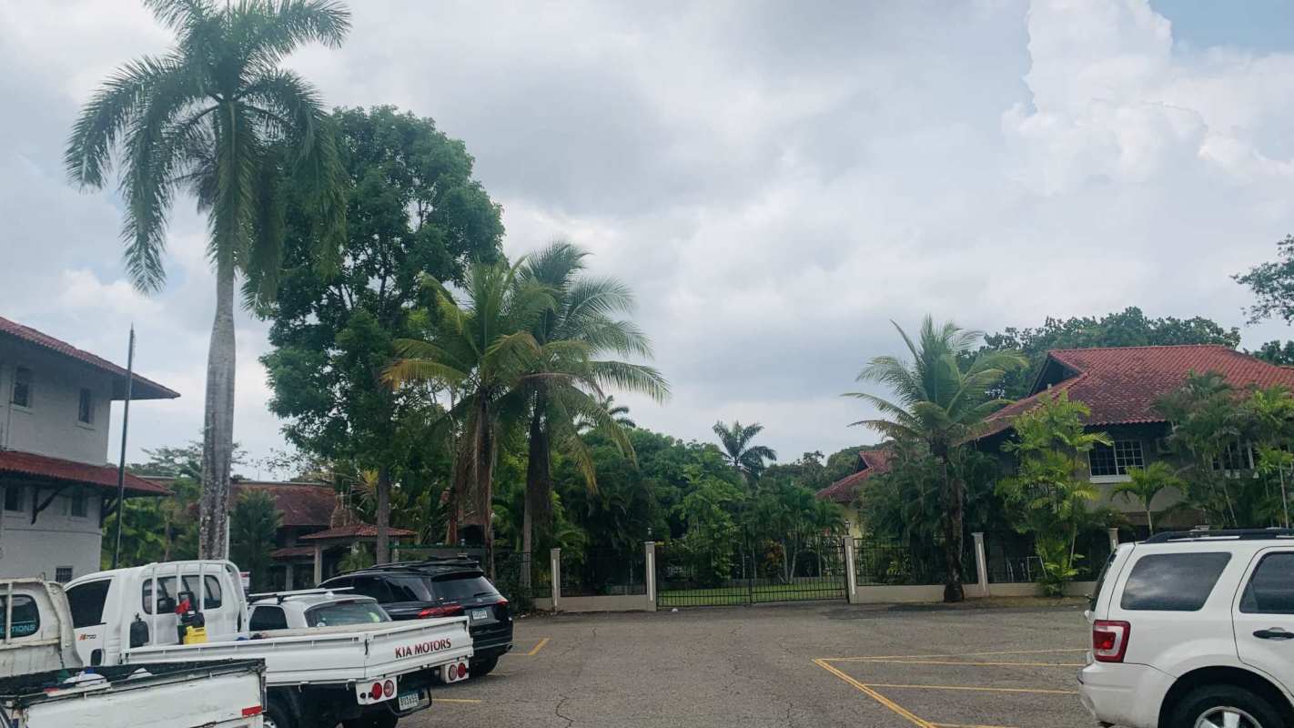 Bathroom with tiled floors and sink inside office PH Edificio 13 Albrook for rent Panama
