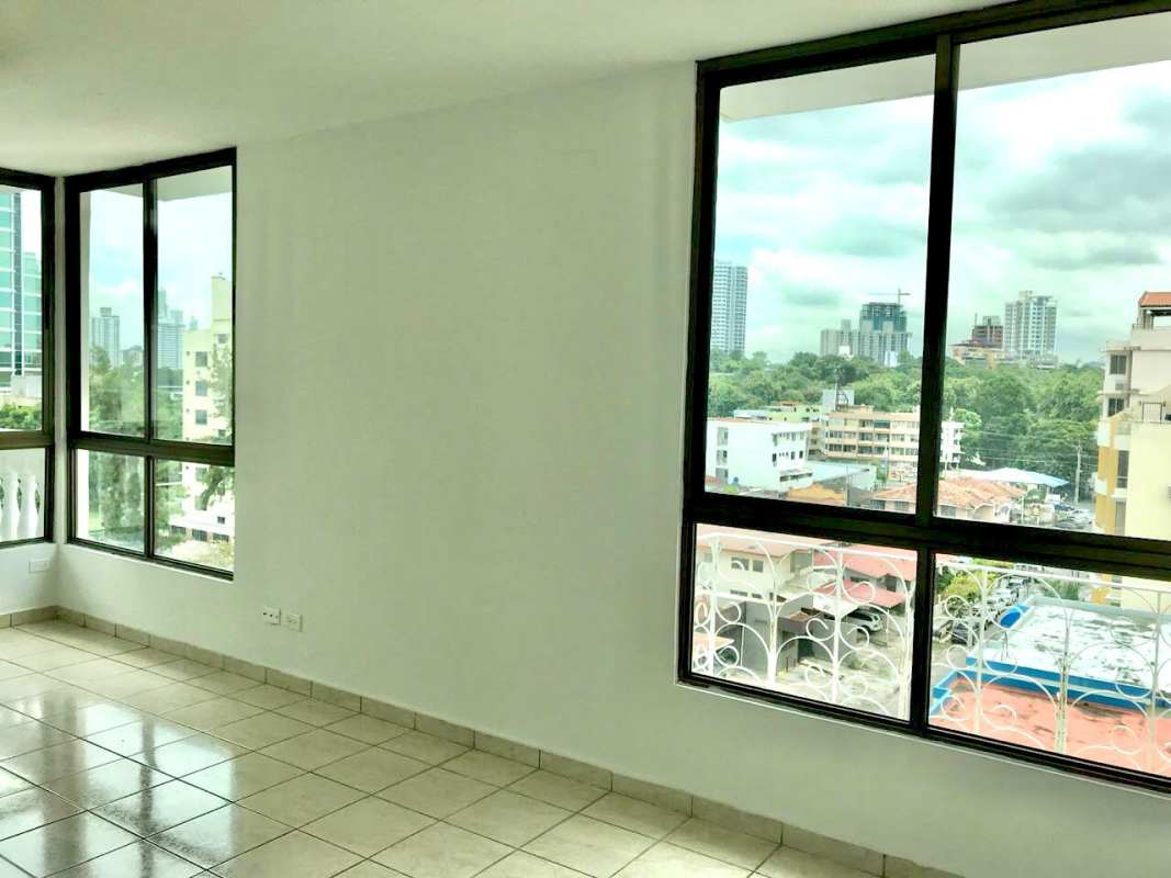 Bedroom with window, built-in wardrobe and tiled floor PH Park House Panama