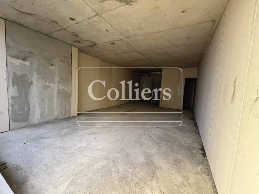 Elevator lobby with granite floors and modern metallic doors at PH Torre Twist Panama