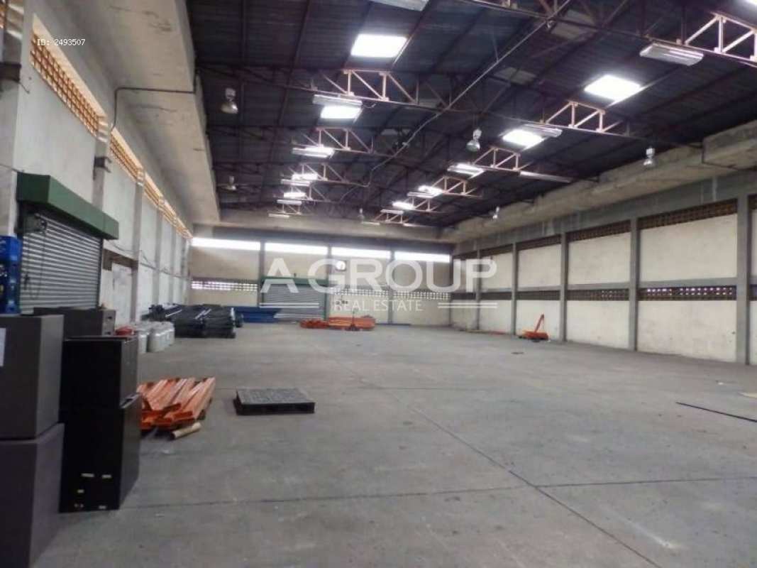 Industrial warehouse with high ceilings at Pueblo Nuevo Commercial complex Panama