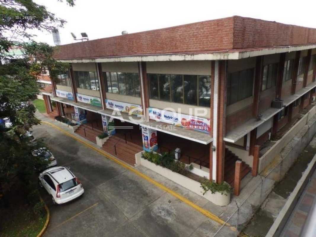 Commercial access area with multiple businesses in Panama City Pueblo Nuevo