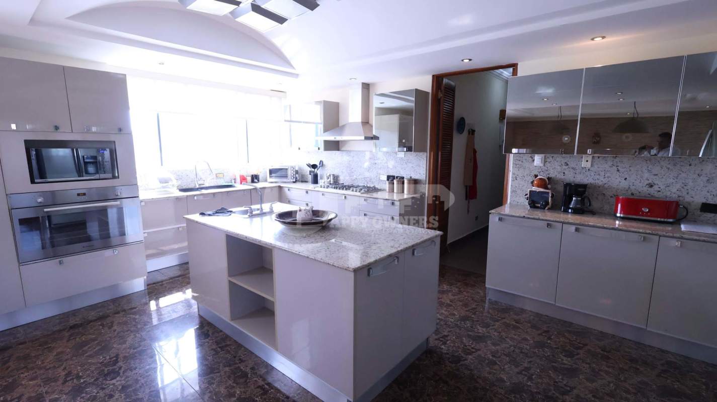 Elegant dining and lounge space with panoramic views PH Costa del Mar Marbella Panama