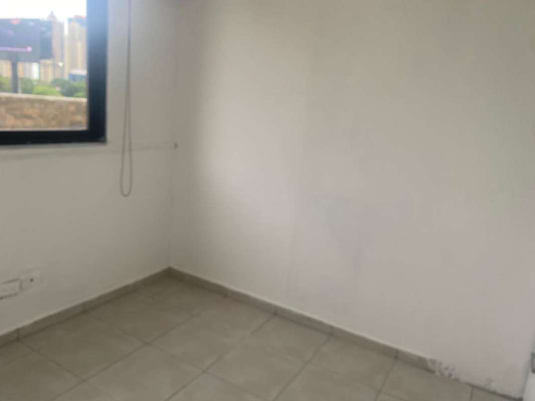 Bedroom with split AC ready, closet space, and window overlooking city at PH Mirador San Francisco Panama