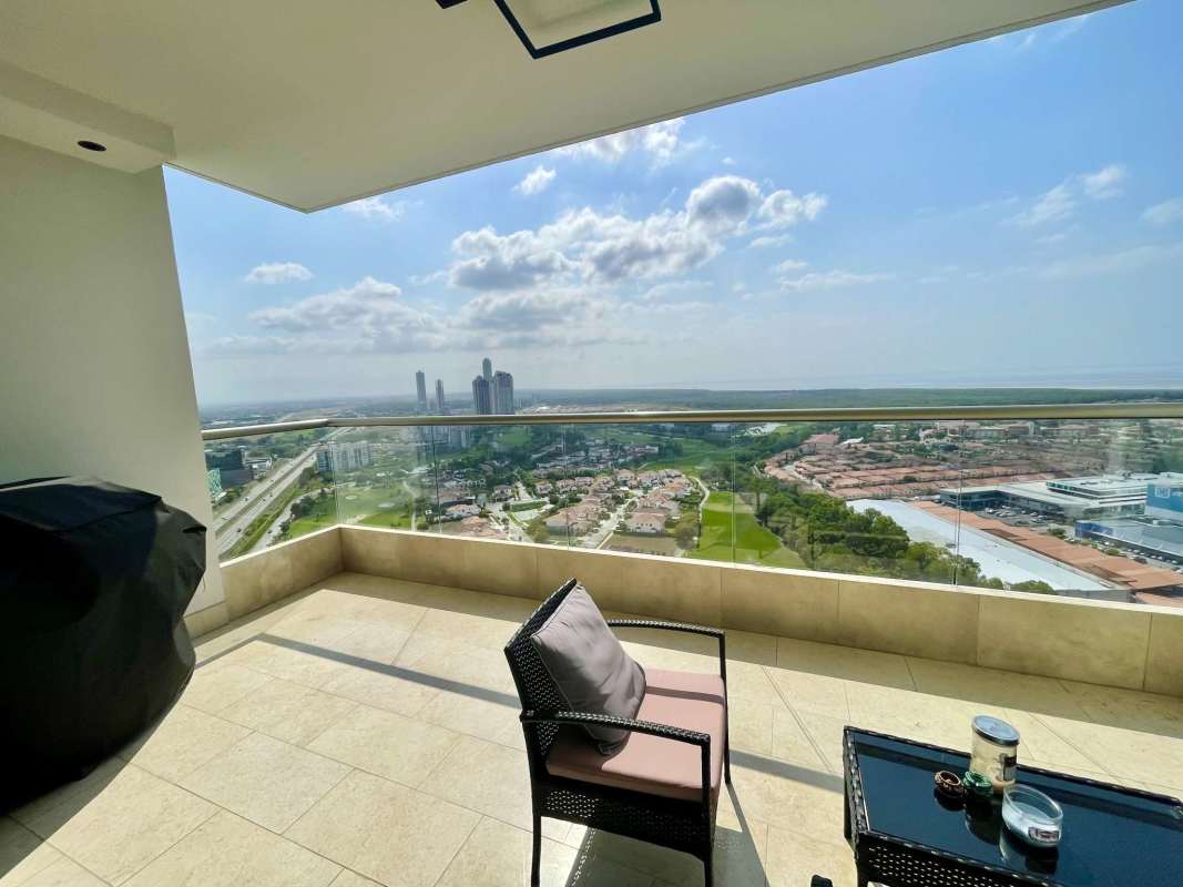 Closed kitchen with premium finishes, ample storage in PH Greenview Santa María Panama