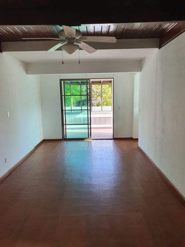 Large living room wood flooring ceiling fan balcony access Clayton Panama
