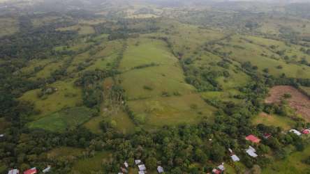 View of modest farmhouse with porch and yard at Los Díaz Capira ranch for sale Panama