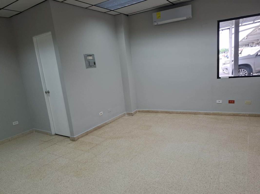 Office rental in Villa de las Fuentes with natural light windows Panama City