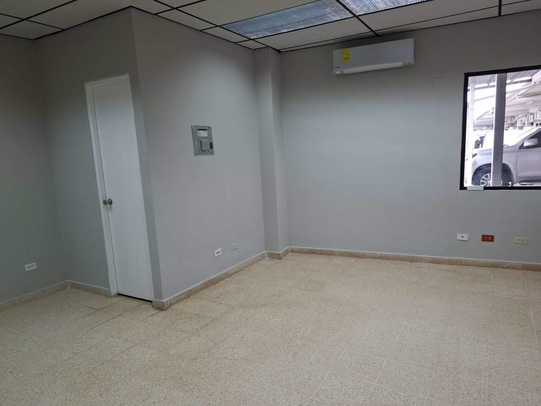 Available office with window and AC in Business Plaza Villa de las Fuentes Panama