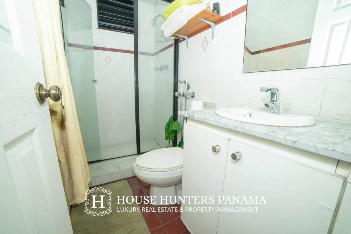 Traditional kitchen with granite countertops, gas stove in PH Mirabel Punta Paitilla Panama City