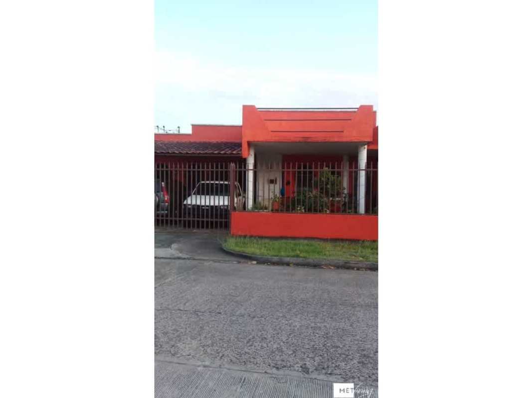 Exterior of Panama house with gated carport, front garden and secure fence in Bethania neighborhood